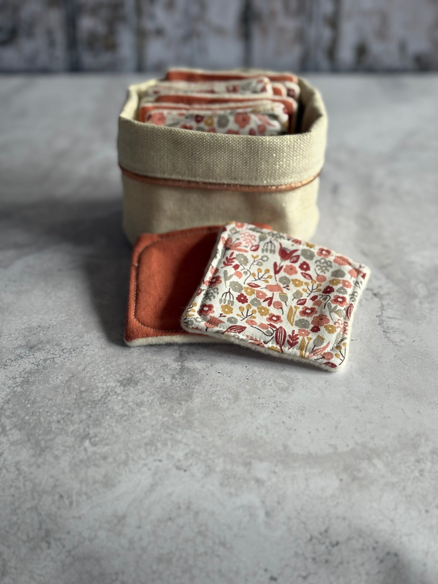 Panière et lingettes