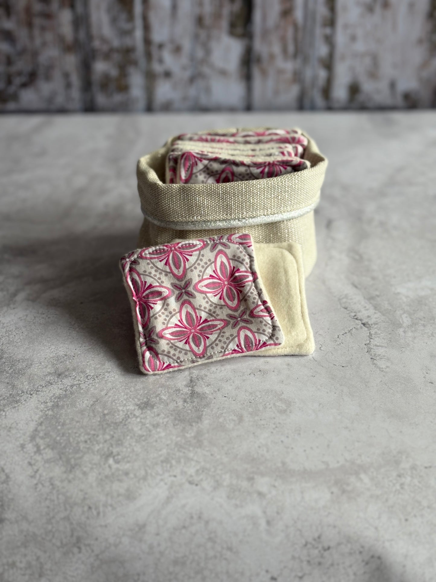 Panière et lingettes