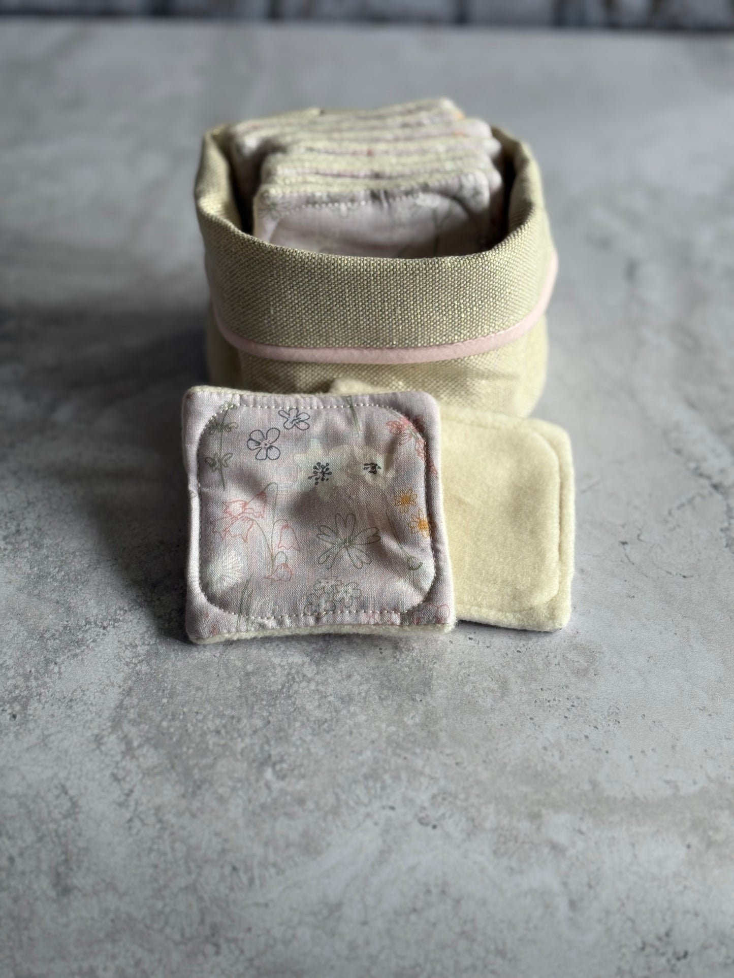 Panière et lingettes